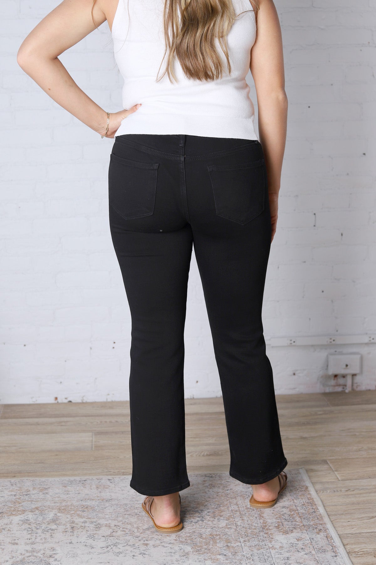 Delynn Mid Rise Crop Straight - Black