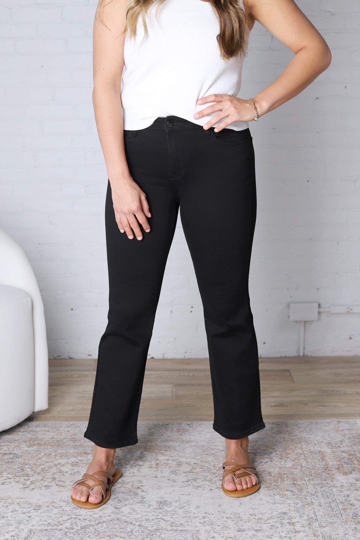 Delynn Mid Rise Crop Straight - Black