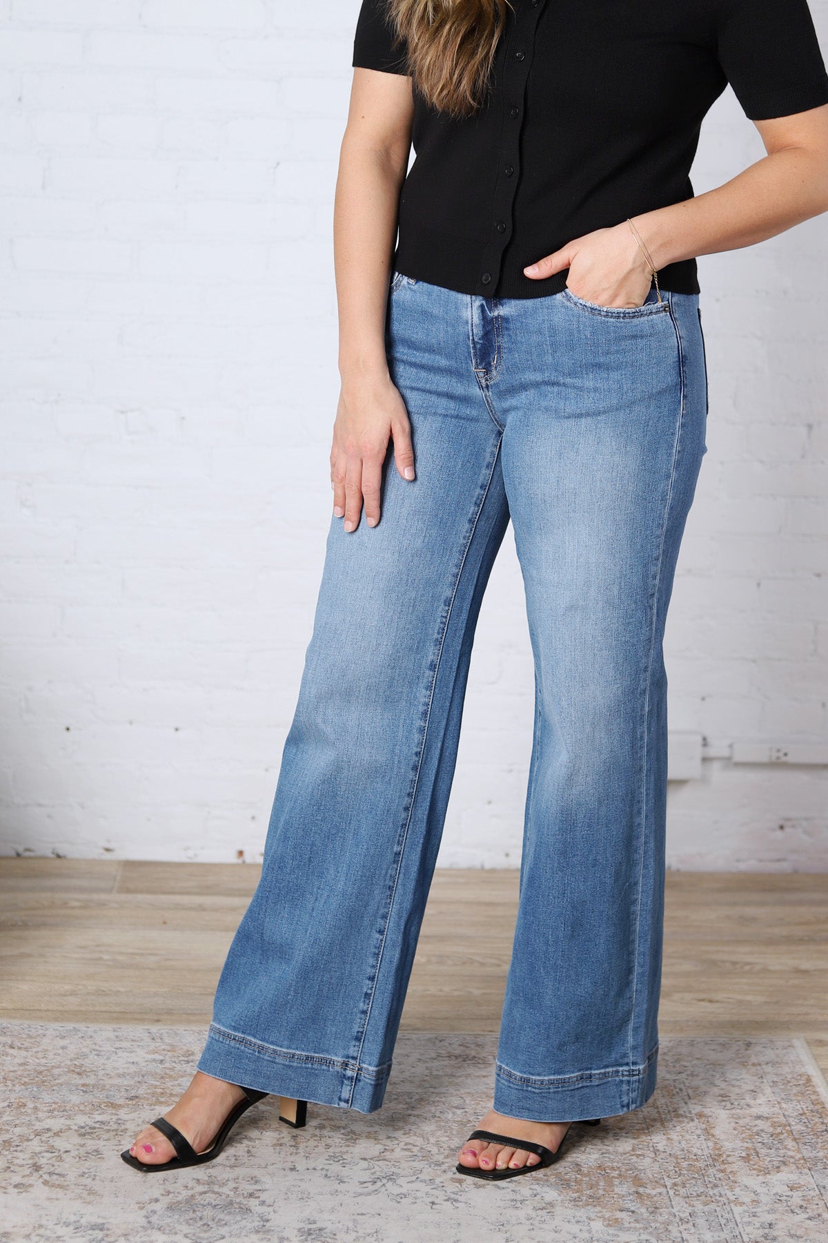 Jaxson Mid-Rise Wide Leg Trouser Hem