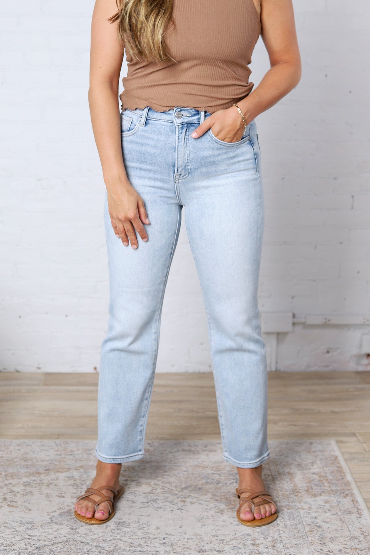 Juna Crop Straight Finished Hem Jeans - Light Wash - Risen Jeans