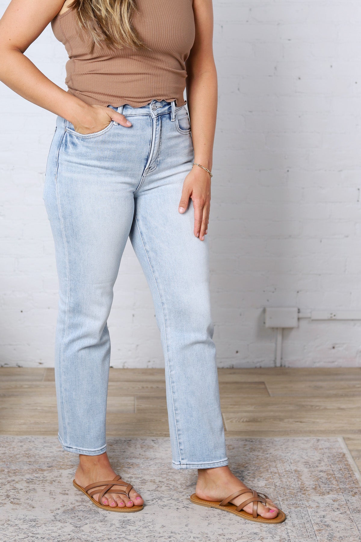 Juna Crop Straight Finished Hem Jeans - Light Wash - Risen Jeans