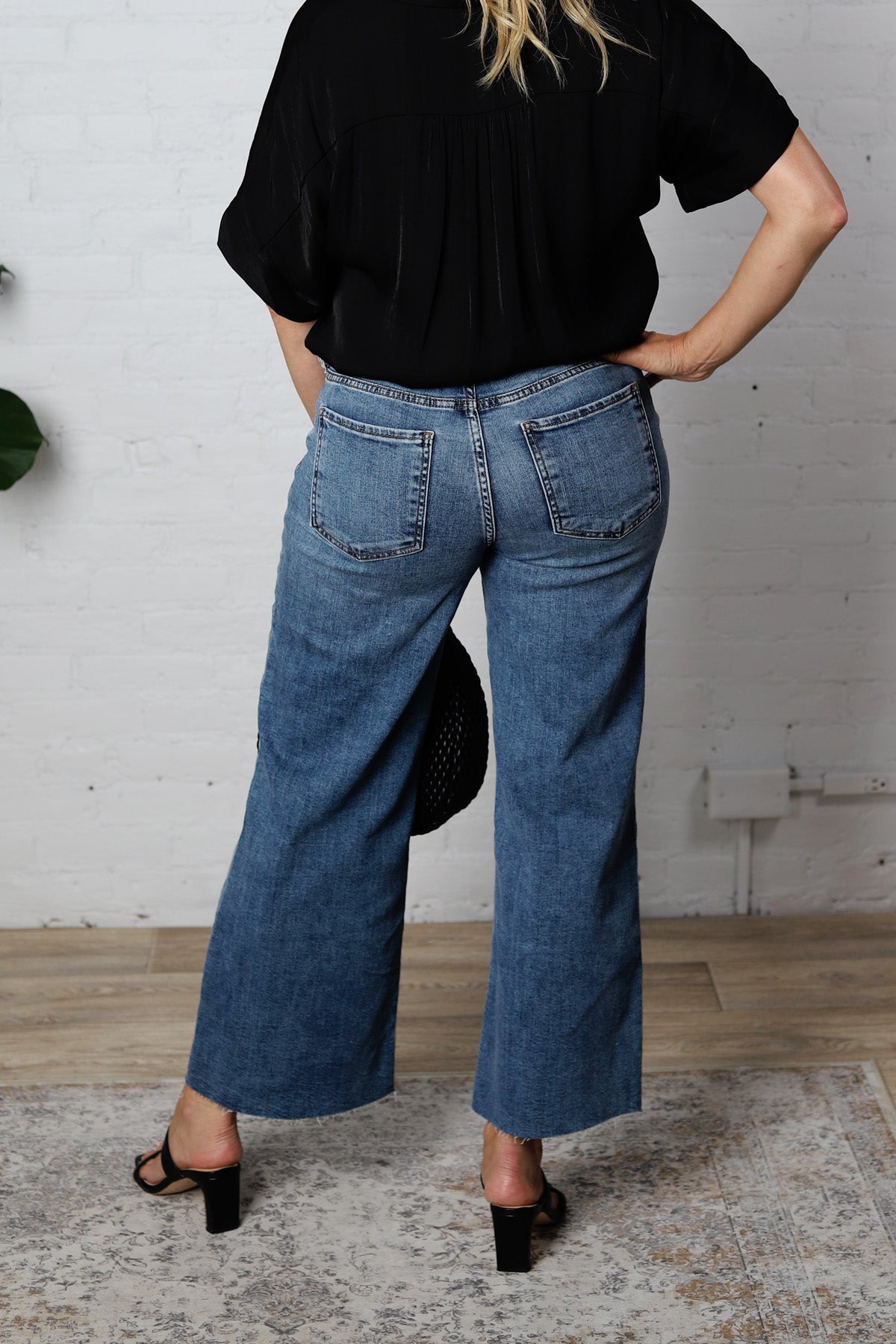 KUT Meg Wide Leg Raw Hem Denim - Gripping