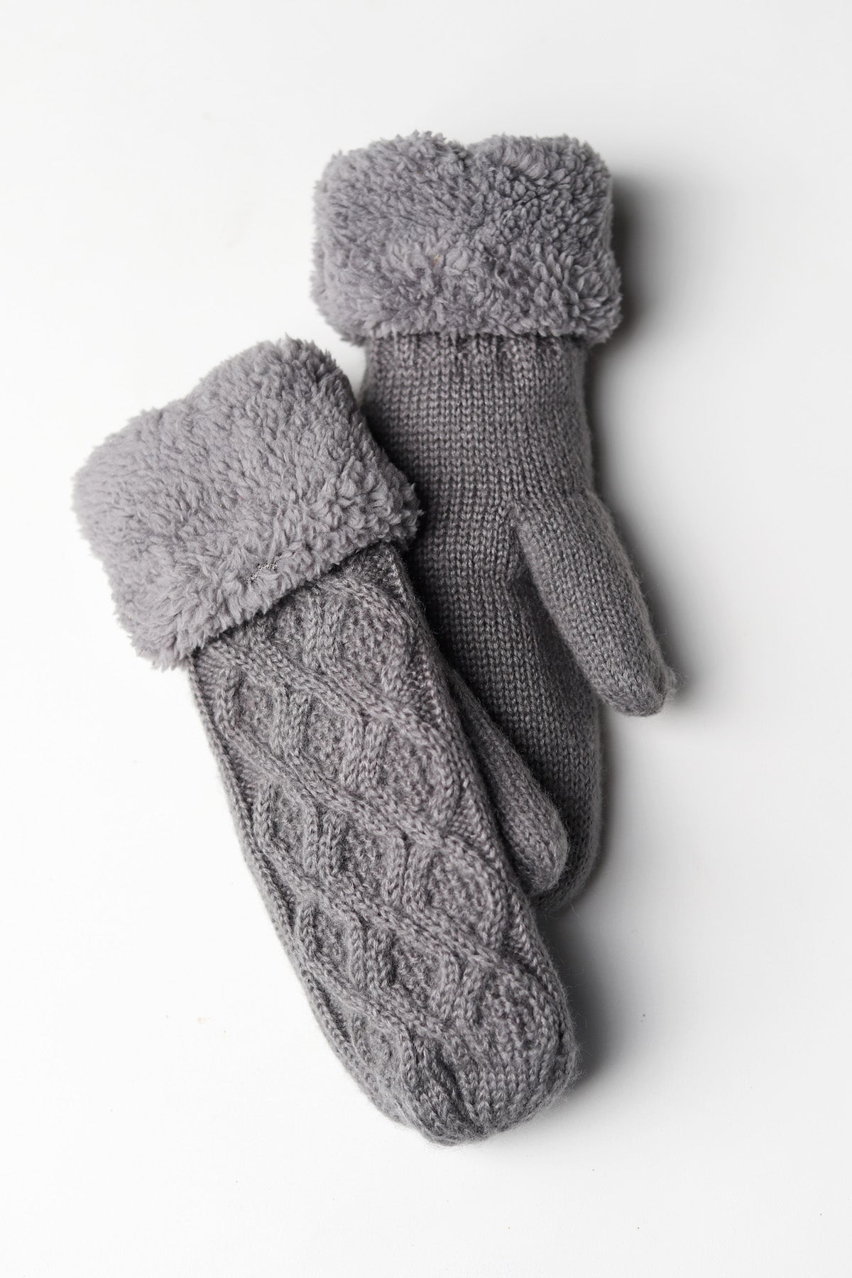 Kallee Cable Knit Mittens: Grey