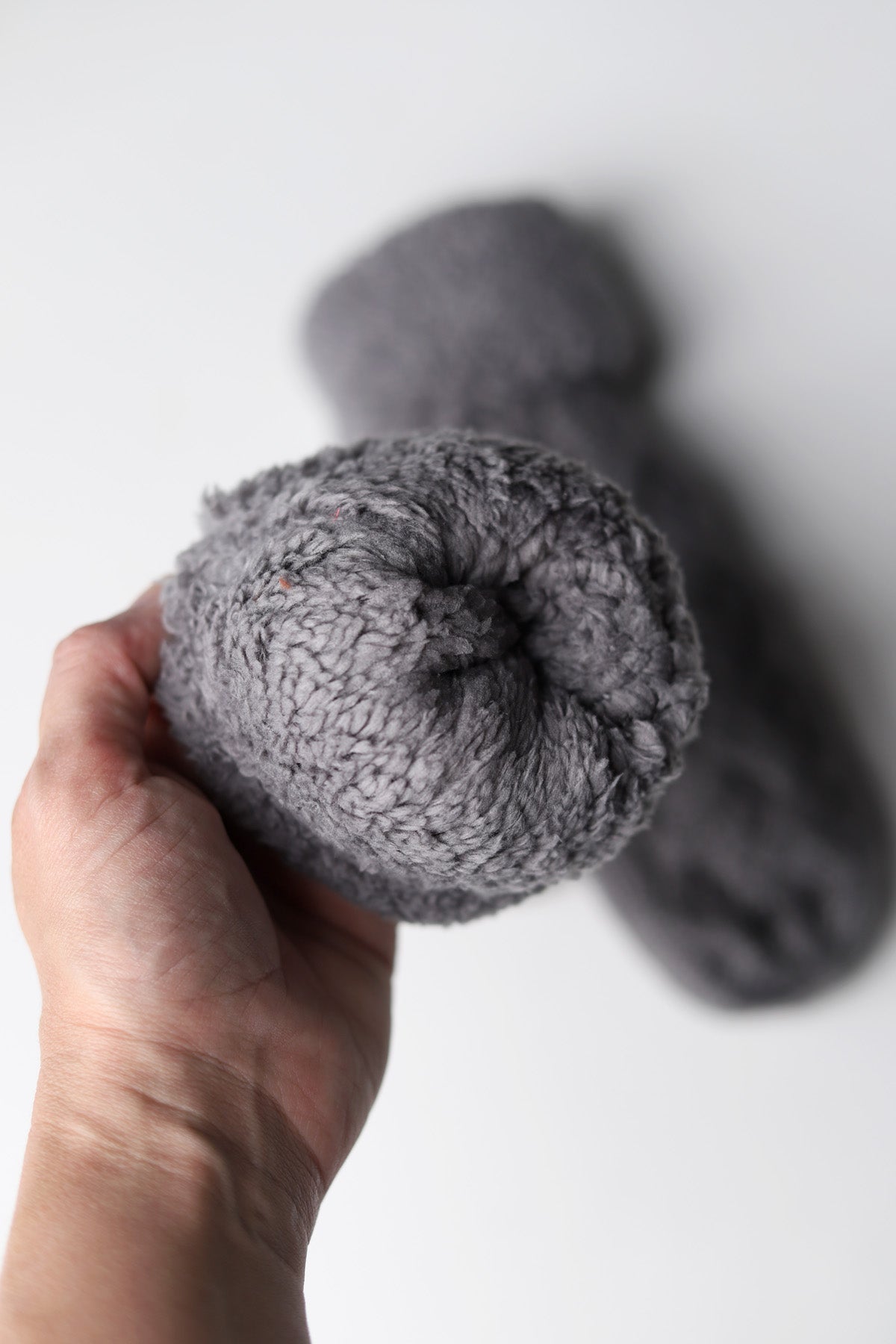 Kallee Cable Knit Mittens: Grey