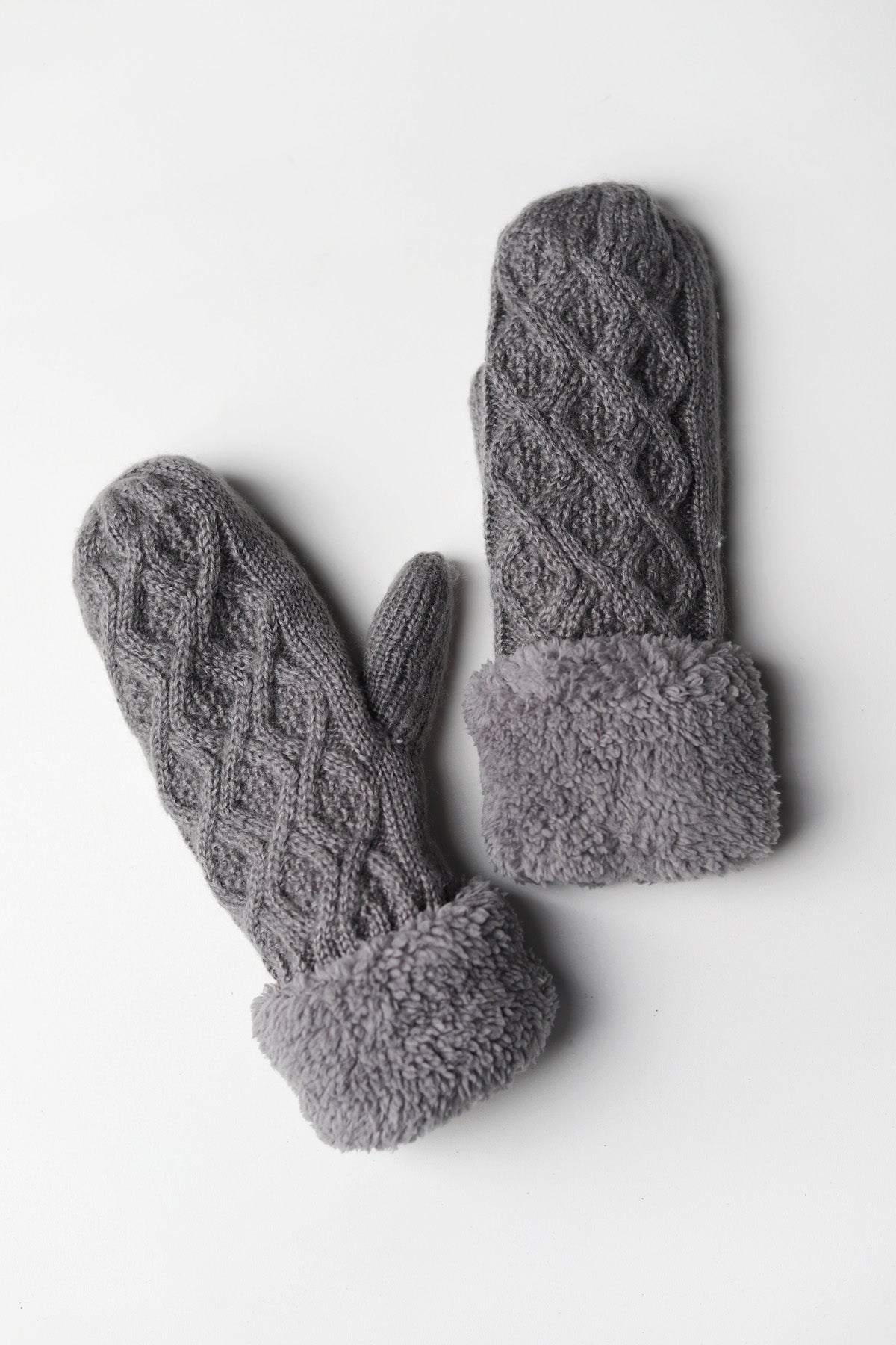 Kallee Cable Knit Mittens: Grey