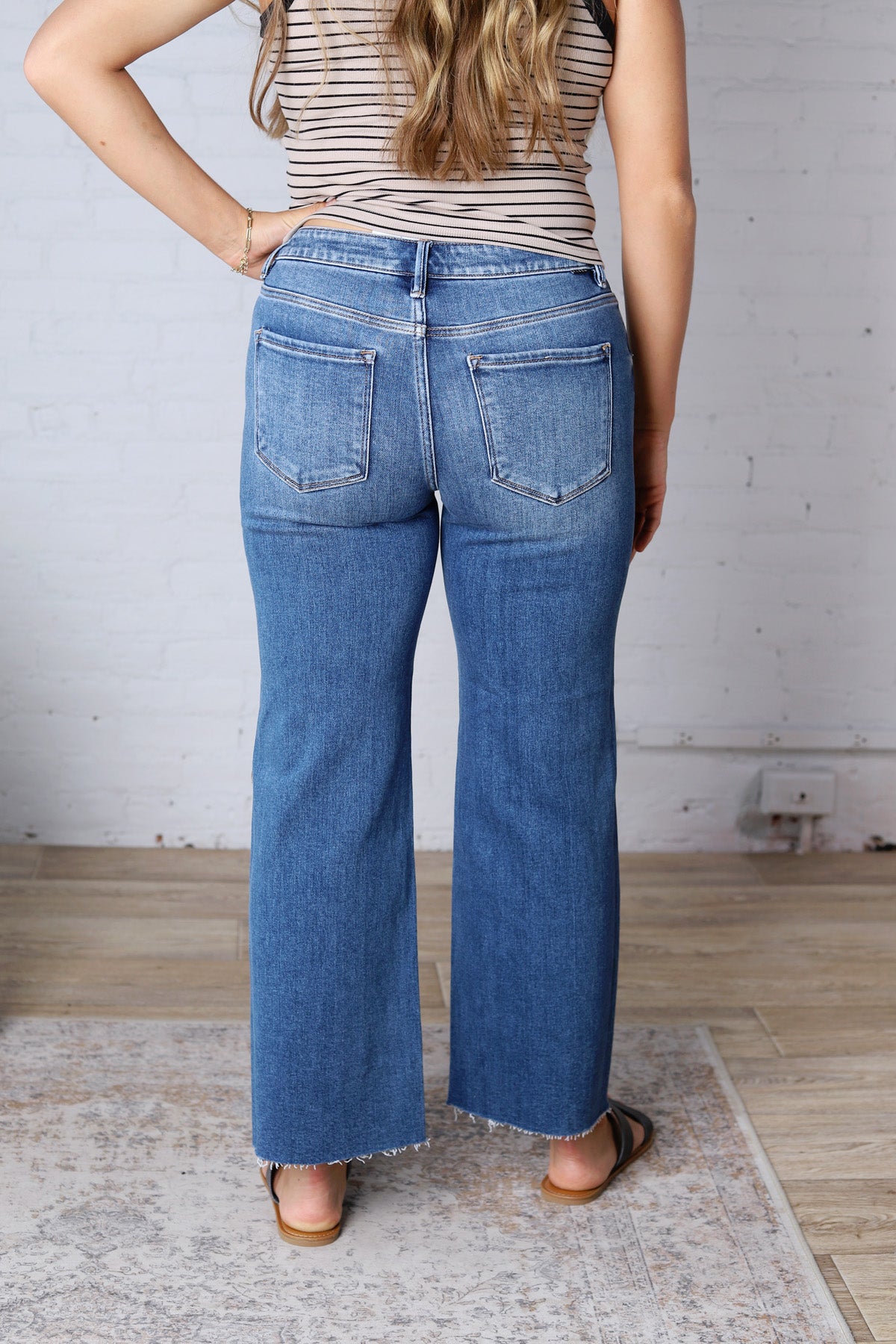 Kira Crop Straight Clean Cut Hew - Medium Wash
