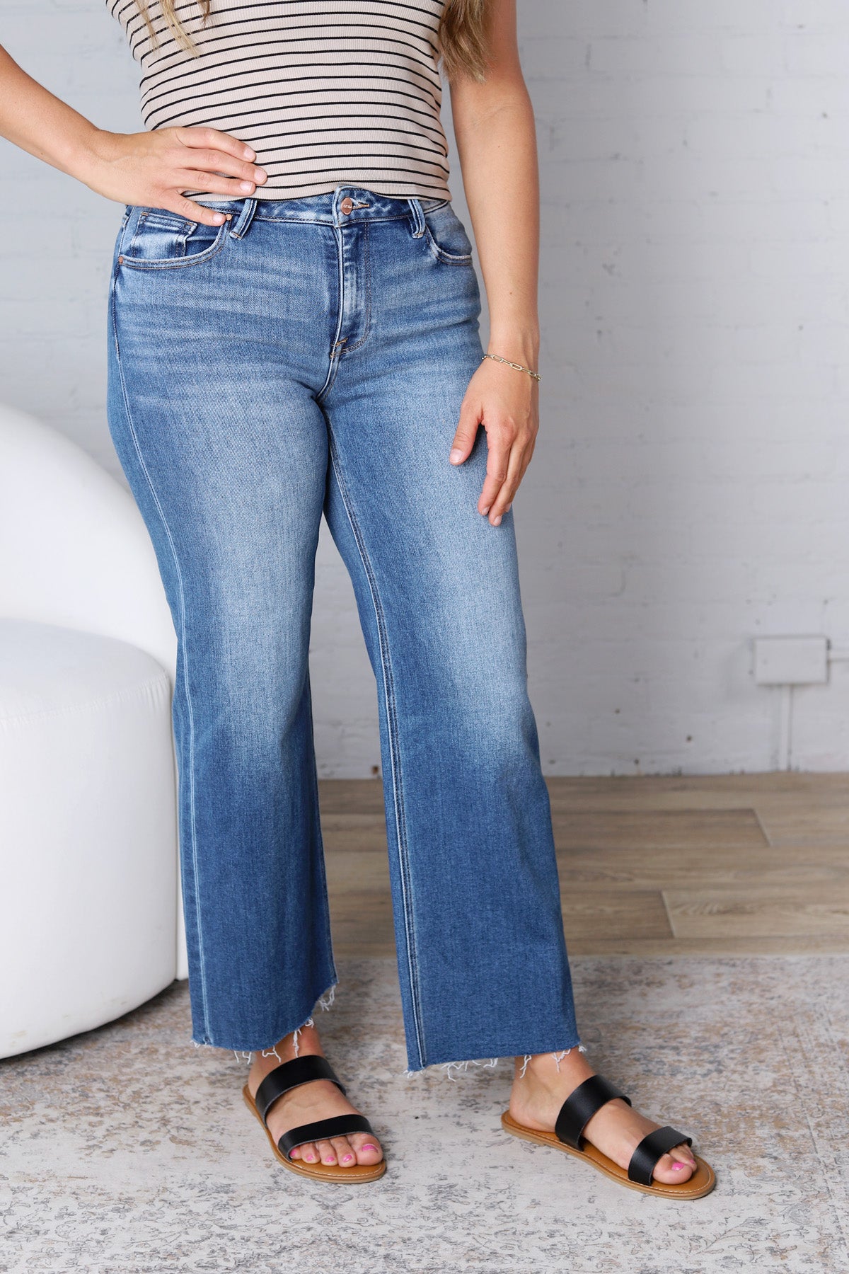Kira Crop Straight Clean Cut Hew - Medium Wash