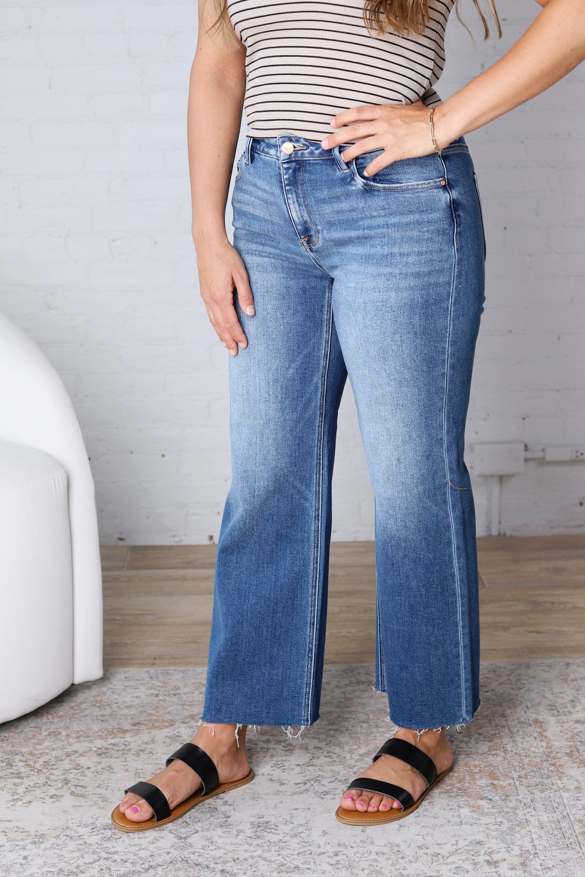 Kira Crop Straight Clean Cut Hew - Medium Wash