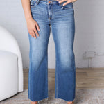 Kira Crop Straight Clean Cut Hew - Medium Wash