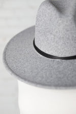 Lenyx Thin Strap Flat Brim Fedora Hat - Grey